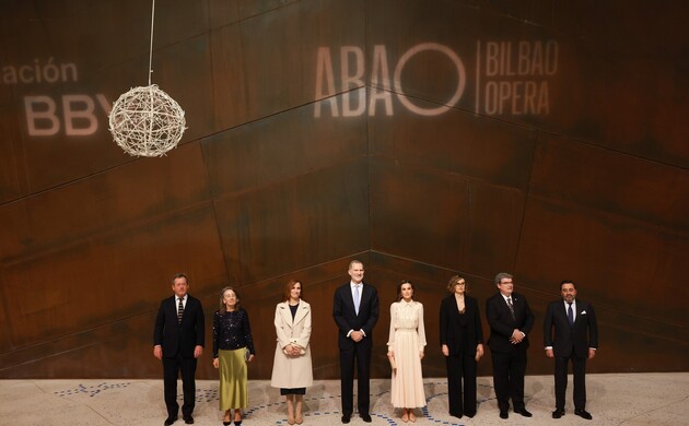 Sus Majestades los Reyes acompañados de las autoridades asistentes