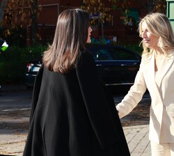 Su Majestad la Reina recibe el saludo de la vicepresidenta segunda y ministra de Trabajo y Economía Social, Yolanda Díaz