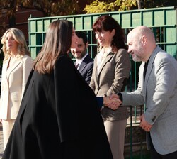 Su Majestad la Reina recibe el saludo del presidente del Comité Español de Representantes de Personas con Discapacidad (CERMI), Luis Cayo Pérez