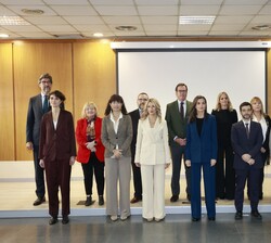 Doña Letizia junto a las autoridades que la recibieron a su llegada al Centro de Referencia Estatal de Autonomía Personal y Ayudas Técnicas (CEAPAT)