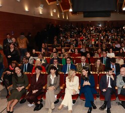Su Majestad la Reina en los instantes previos al comienzo del acto conversa con la vicepresidenta segunda y ministra de Trabajo y Economía Social, Yol