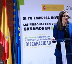 Doña Letizia dirige unas palabras a los invitados al acto