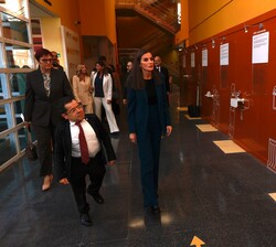 Doña Letizia recorre las instalaciones del Centro de Referencia Estatal de Autonomía Personal y Ayudas Técnicas (CEAPAT)