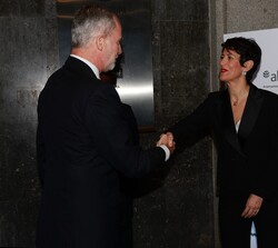Su Majestad el Rey recibido a su llegada por la ministra de Inclusión, Seguridad Social y Migraciones, Elma Saiz