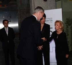 Su Majestad el Rey recibido a su llegada por la presidenta de la Fundación Abertis, Elena Salgado