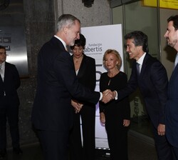 Su Majestad el Rey recibido a su llegada por el presidente de Abertis, Juan Santamaría