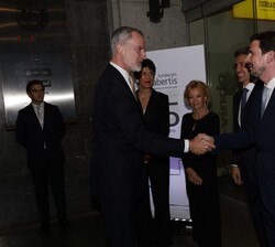 Su Majestad el Rey recibido a su llegada por el director general del Círculo de Bellas Artes, Valerio Rocco