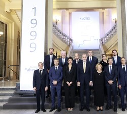 Su Majestad el Rey con las autoridades y los miembros del patronato de la Fundación Abertis asistentes al acto