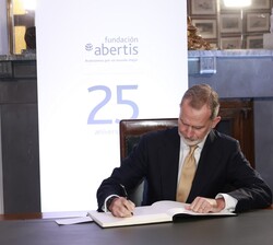 Su Majestad el Rey firma en el libro de honor de la Fundación Abertis