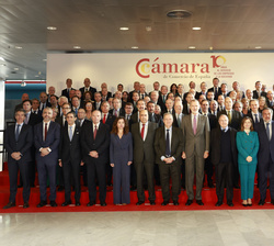 Fotografía de grupo de S.M. el Rey con los presidentes de las Cámaras de Comercio de España y vocales y vocales colaboradores del pleno de la Cámara d