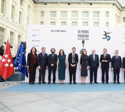 Su Majestad la Reina con los galardonados y las autoridades asistentes al acto