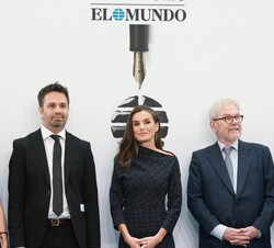 Su Majestad la Reina con los periodistas premiados, Michael Reid y Xavier Colás
