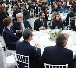Su Majestad la Reina en la mesa presidencial
