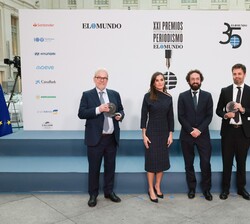 Su Majestad la Reina con los periodistas premiados, Michael Reid y Xavier Colás, y el director del diario "El Mundo", Joaquín Manso