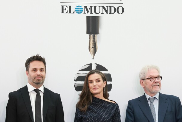 Su Majestad la Reina con los periodistas premiados, Michael Reid y Xavier Colás