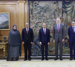 S.M. el Rey acompañado por el Presidente de la República Islámica de Mauritania y por las autoridades asistentes al encuentro