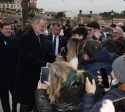 Don Felipe con los vecinos de Segovia