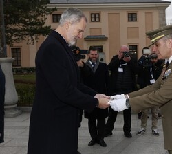 El alcaide del Alcázar y director de la Academia de Artillería, Rafael de Felipe Barahona, entregó la llave del Alcázar a Su Majestad el Rey
