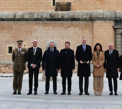 Don Felipe junto a las autoridades asistentes al evento en el Alcázar de Segovia