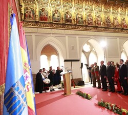 Su Majestad el Rey durante la interpretación del Himno Nacional en la Sala de los Reyes