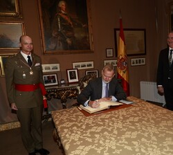 Su Majestad el Rey firmó en le libro de honor del Alcázar de Segovia