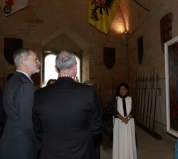 Su Majestad el Rey frente al retrato suyo que presidirá el Salón de Plenos del Ayuntamiento de Segovia