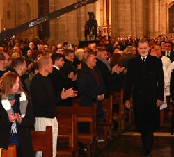 Sus Majestades los Reyes se dirigen al altar mayor para ocupar su lugar