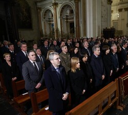 Autoridades asistentes en un momento de la misa