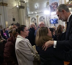 Don Felipe saluda a los familiares de los fallecidos