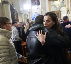 Su Majestad la Reina abraza a uno de los familiares de los fallecidos