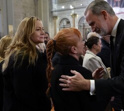 Su Majestad el Rey conversa con familiares de las víctimas fallecidas