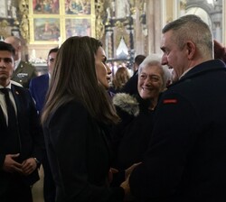 Doña Letizia conversa con algunos familiares de los fallecidos