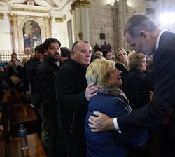 Don Felipe muestra su apoyo a familiares de los fallecidos