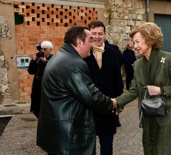 Su Majestad la Reina Doña Sofía recibida a su llegada por el alcalde de Ibeas de Juarros, José Ignacio Colina