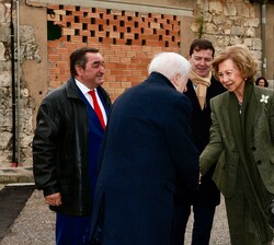 Su Majestad la Reina Doña Sofía recibida a su llegada por el presidente del Patronato de la Fundación Atapuerca, Antonio Méndez Pozo