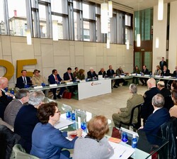 Su Majestad la Reina Doña Sofía en la mesa de la reunión extraordinaria del Patronato de la Fundación Atapuerca