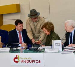 Su Majestad la Reina Doña Sofía durante la entrega de un medallón conmemorativo