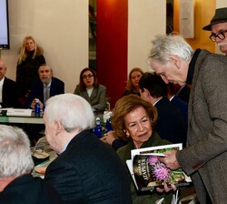 Su Majestad la Reina Doña Sofía durante la entrega de una publicación sobre botánica