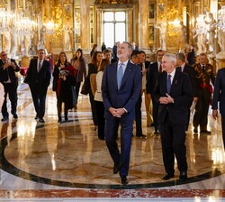 Don Felipe contempla la Galería del Cardenal del Palacio Colonna mientras se dirige al Foto Empresarial Italia - España 