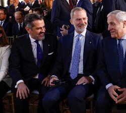 Su Majestad el Rey junto a las autoridades al inicio del foro empresarial