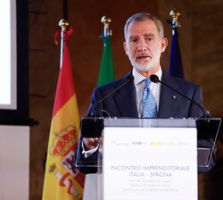 Su Majestad el Rey dirige unas palabras en el foro empresarial Italia - España
