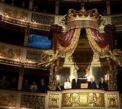 Sus Majestades los Reyes junto a Presidente de la República Italiana y su hija en el Palco Real del Teatro San Carlo de Nápoles