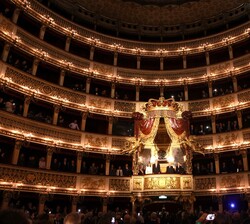 Los Reyes y el Presidente Mattarella y su hija en el Palco Real