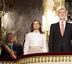 Los Reyes en el Palco Real durante la interpretación de los Himnos Nacionales