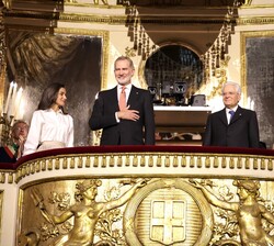 Don Felipe y Doña Letizia y el Presidente Mattarella y su hija en el Palco Real