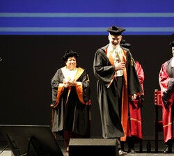 La ceremonia se ha desarrollado en primer lugar imponiendo a Don Felipe el atuendo académico