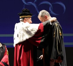 El rector ha proclamado oficialmente a Su Majestad el Rey Doctor Honoris Causa en Ciencias Sociales y Estadística