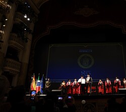 Don Felipe tras la entrega de la “Pergamina” y el sello académico