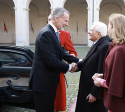 Su Majestad el Rey es recibido por el Presidente de la República Italiana, Sergio Mattarella y su hija, Laura Mattarrella