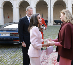 Su Majestad la Reina recibe el saludo de la hija del Presidente de la República Italiana, Laura Mattarrella